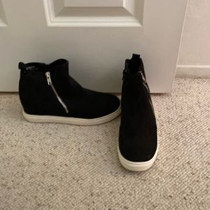 Black womens sneakera